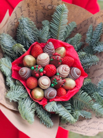 Новогодний букет с клубникой в шоколаде с нобилис