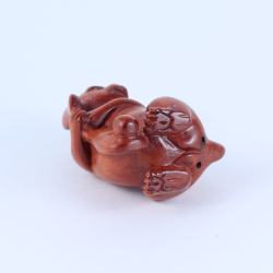 Нэцкэ Собачка с игрушкой