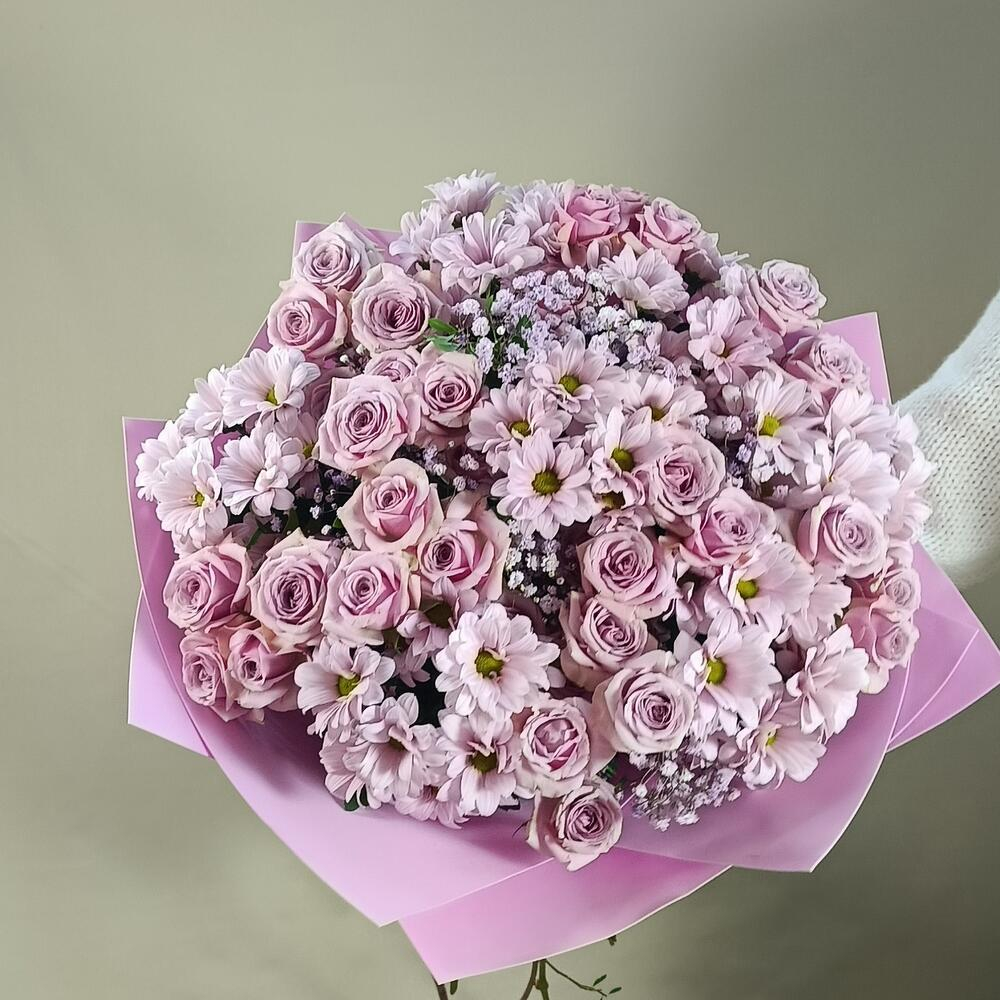 Сиренево-розовый букет из кустовой розы, кустовой хризантемы и гипсофилы (L)