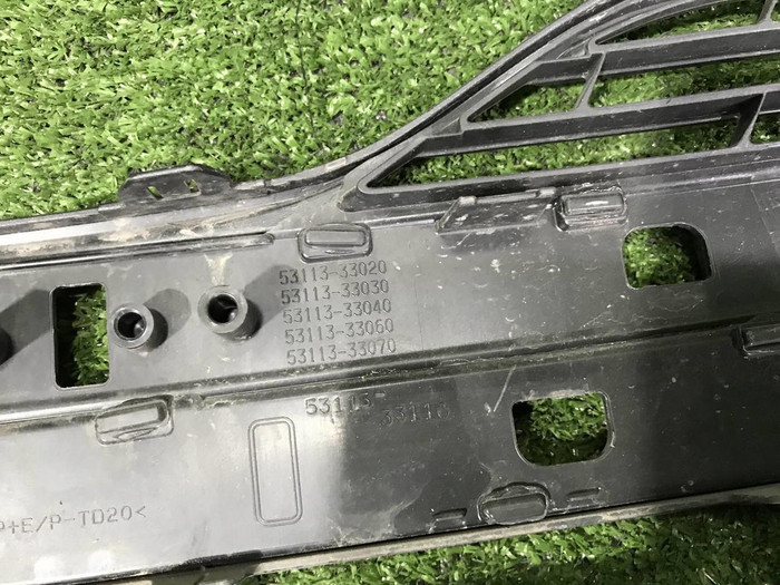 Решетка переднего бампера Toyota Camry xv70 (2017-2021)