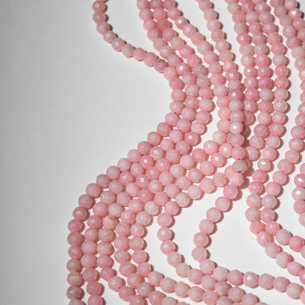 Опал розовый натуральный, шар, 4,2мм, микроогранка