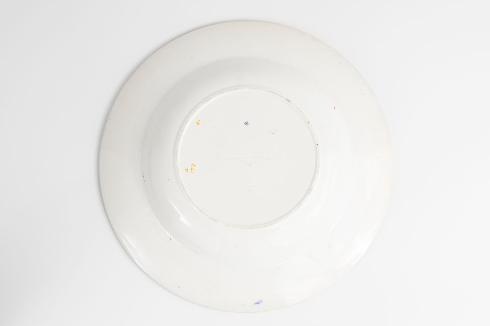 Столовая глубокая тарелка с цветочной росписью в восточноазиатском стиле