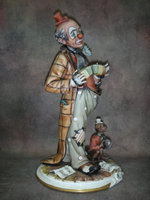 Статуэтка. Фарфор. Клоун с гармонью и обезьяной. Capodimonte. Италия