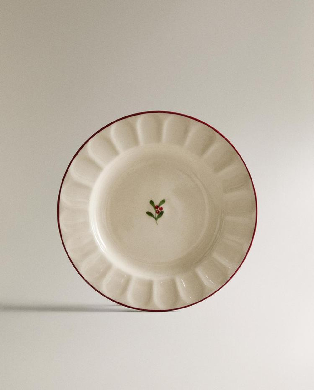 ZARA HOME НОВОГОДНЯЯ ТАРЕЛКА ДЛЯ ХЛЕБА ИЗ КЕРАМИКИ С ВОЛНИСТЫМ УЗОРОМ, БЕЛЫЙ/КРАСНЫЙ