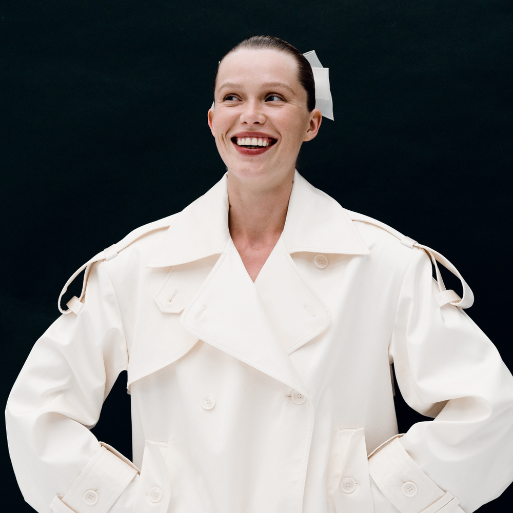 Бант объемный с белой розой