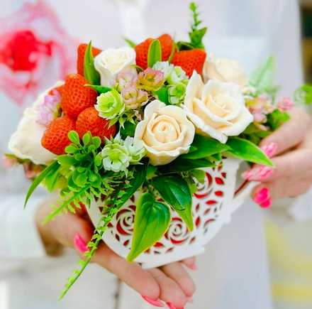 Чашка с клубникой (букет)