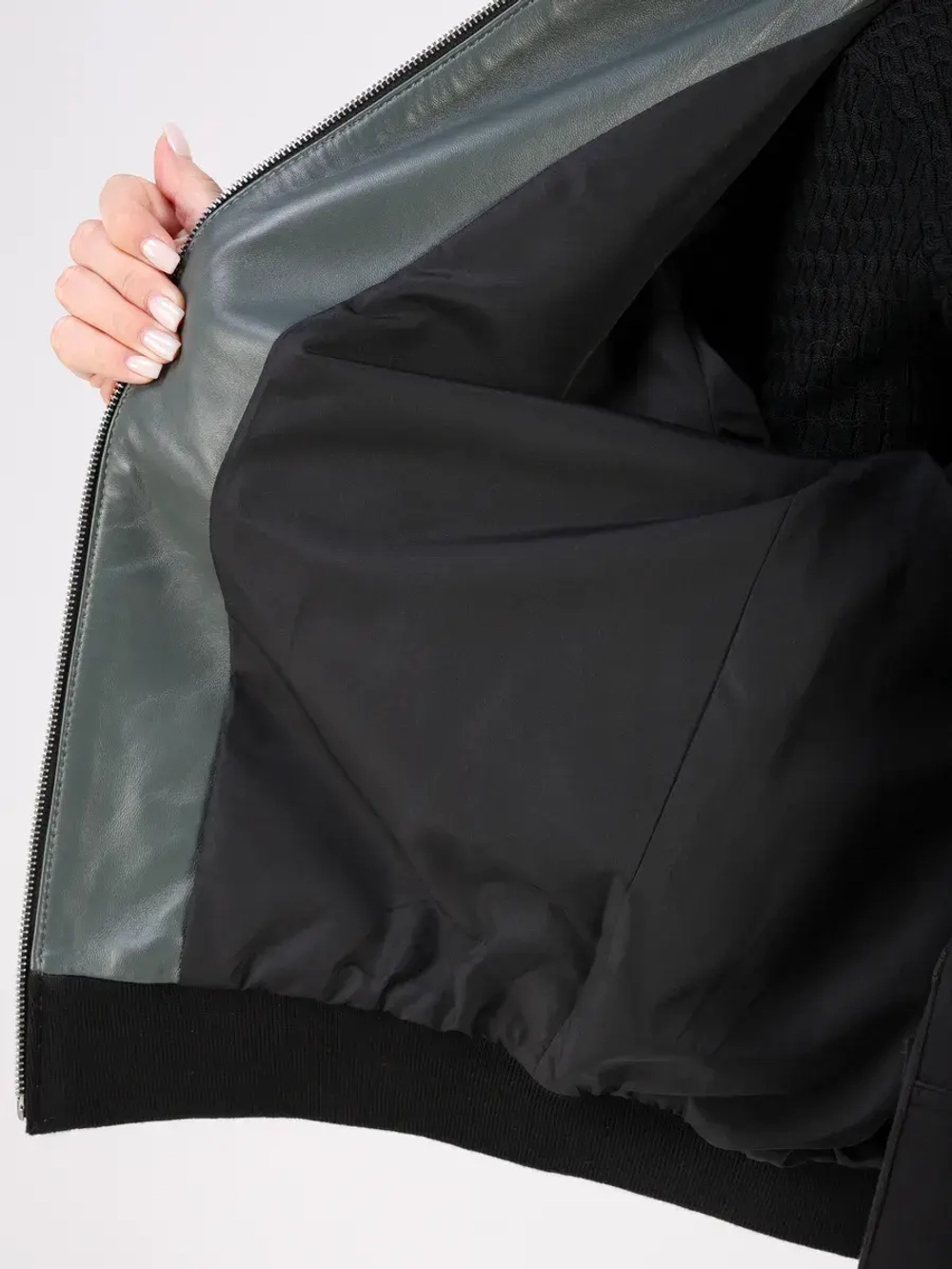 Кожаная куртка демисезонная с капюшоном