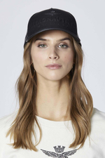 Кепка из искусственной кожи