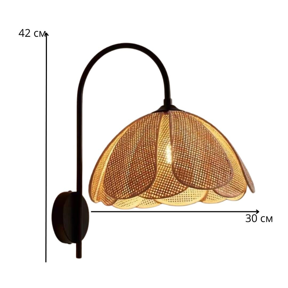 Настенный светильник с абажуром из ротанга создаёт мягкое тёплое освещение и уютную атмосферу.