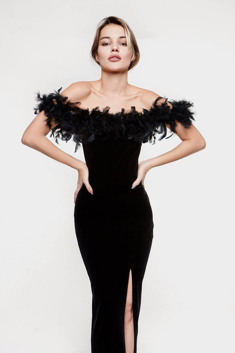 Платье с перьями сверху