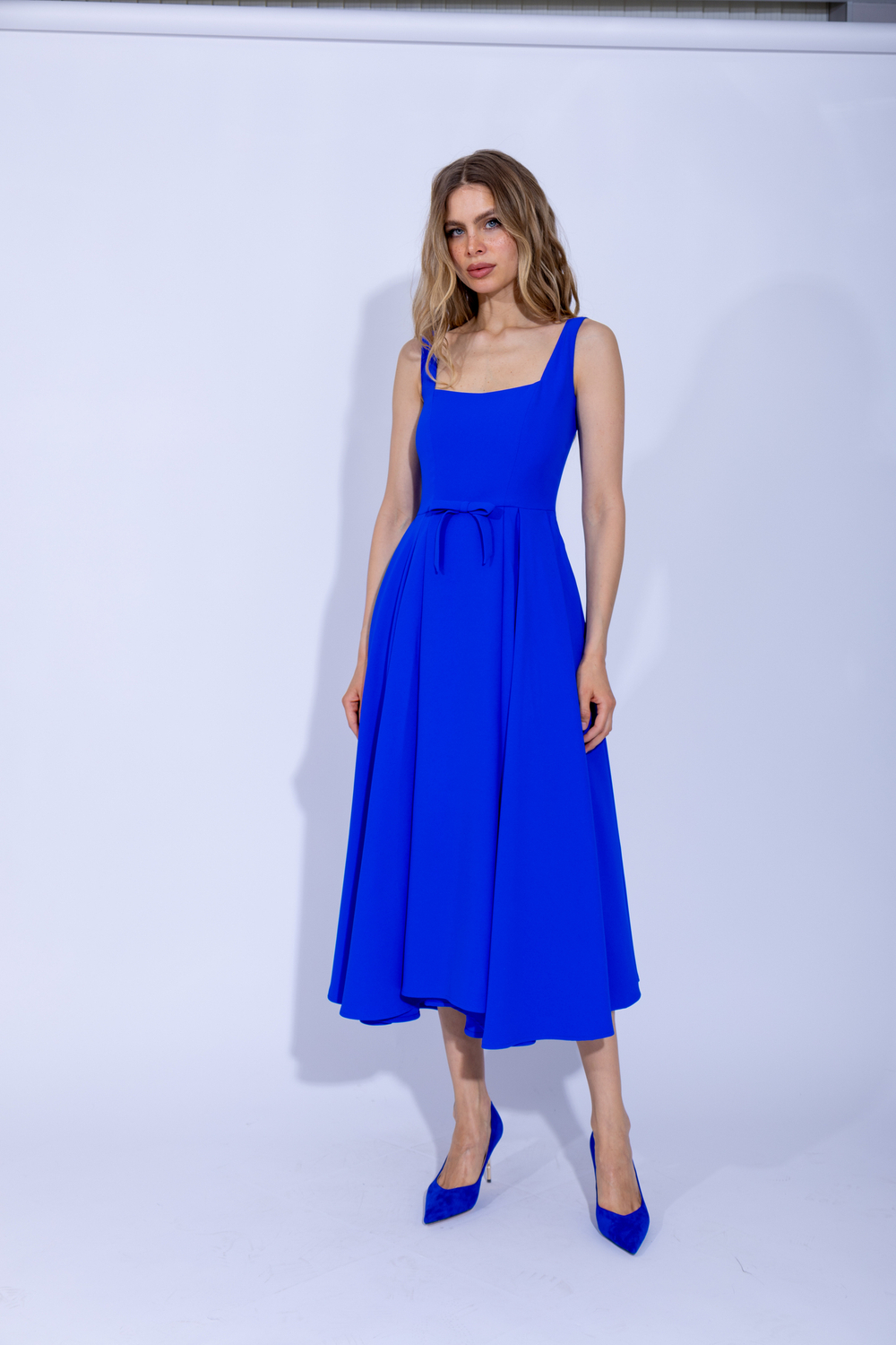 Женское синее платье миди на бретелях
