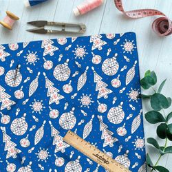 Ткань ниагара ёлочные игрушки на синем фоне