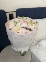 Букет из хризантемы, маттиолы, диантусов и одноголовых роз