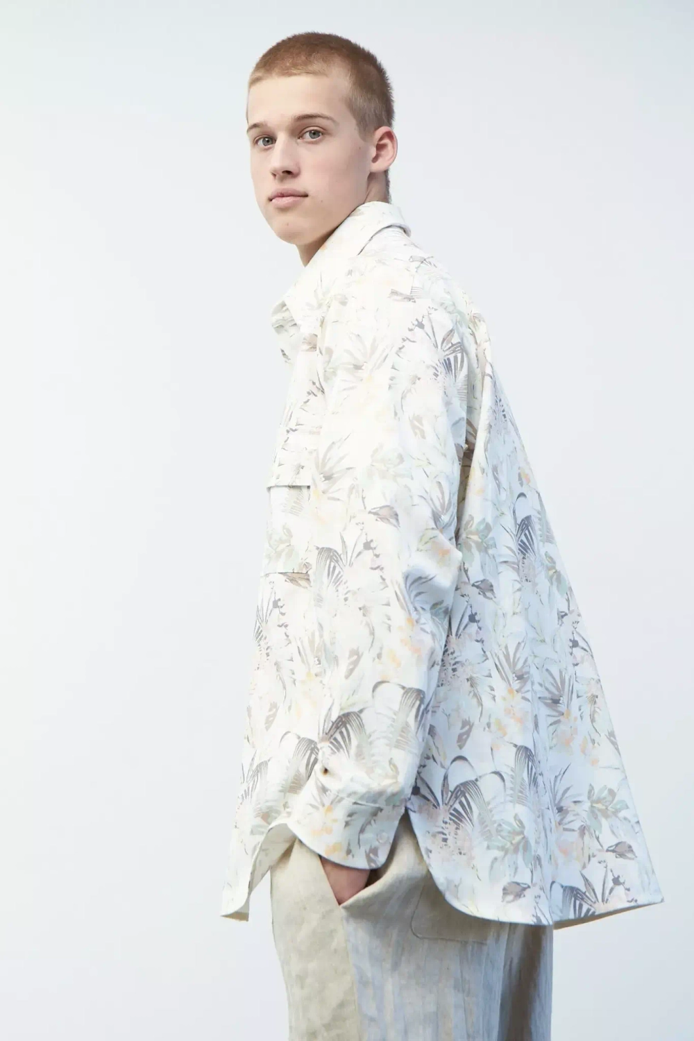 Объемная мужская рубашка с тропическими цветами