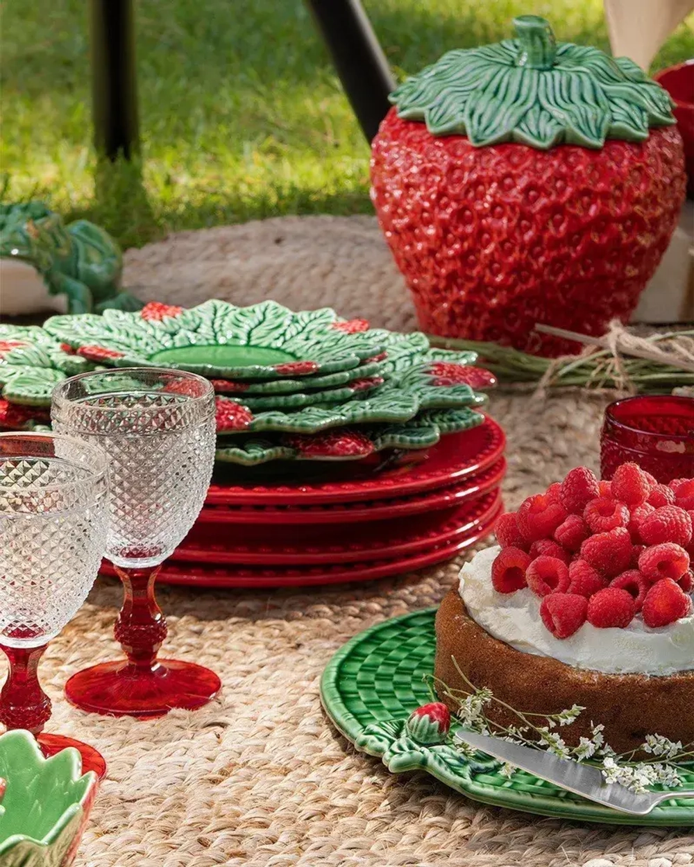 Супник с крышкой Bordallo Pinheiro Strawberries (1 л)