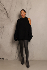 Свитер с открытым плечом