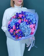 Букет из ирисов,гортензии и кустовой розы(00474)