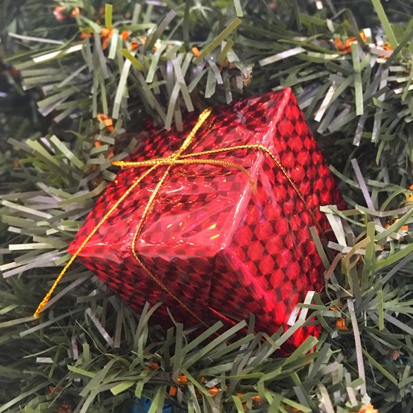 Подарочный набор красных ёлочных украшений Шары и подарки 6 см, 28 шт