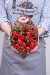 Букет из ягод клубника ежевика