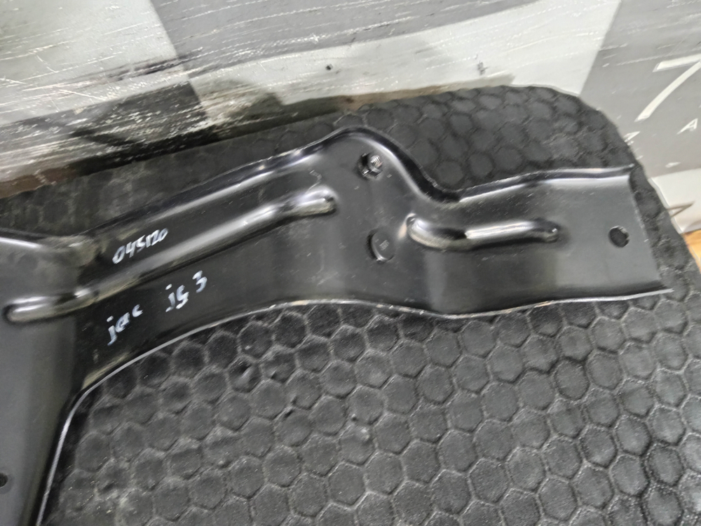 Кронштейн передней панели правый JAC JS3 23-нв Б/У Оригинал 2803503U226K