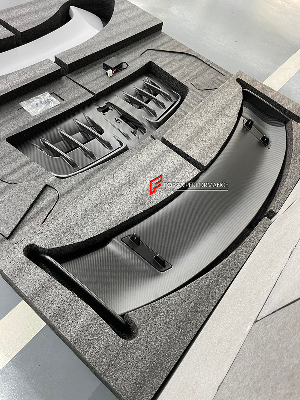 Заднее антикрыло с крышкой двигателя в стиле GT3 для PORSCHE 911 992.2 CARRERA 2025+