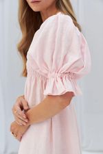 Длинное ярусное платье с фонариками из льна розового цвета