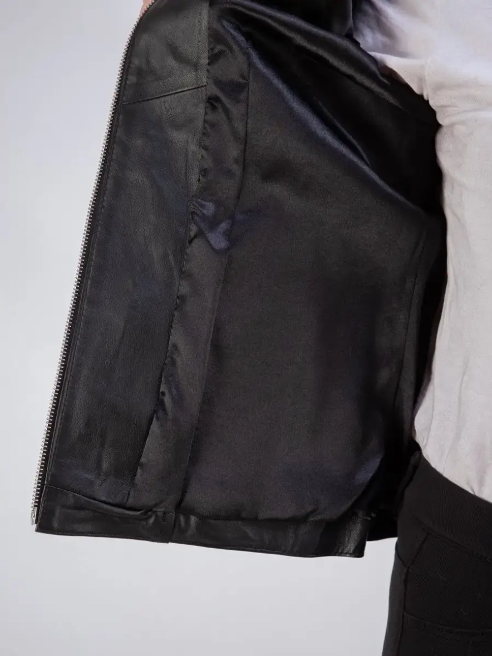 Кожаная куртка короткая на молнии демисезон