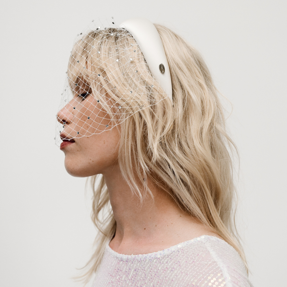 Ободок объемный белый с декором