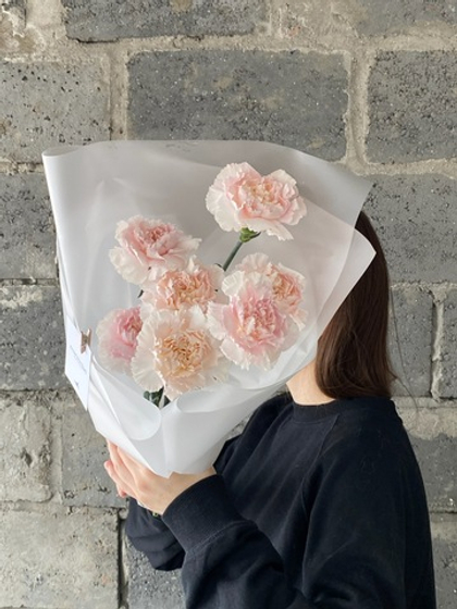 Букет из розовых диантусов в матовом оформлении