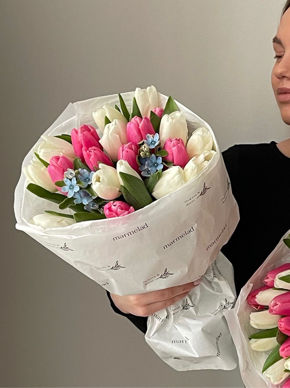 Букет из 21 тюльпана белого, розового цвета и незабудок