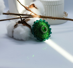 Брошь ручной работы из бисера и страз, кристаллов. зеленый/ подарок любимой, маме, коллеге, подруге / бижутерия / оригинальный подарок /