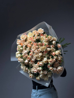 Букет из 25 кустовых роз в упаковке