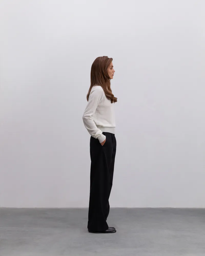 Молочный шерстяной джемпер из шерсти укороченный