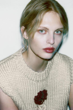 ZARA ТРИКОТАЖНЫЙ ЖИЛЕТ С НОВОГОДНЕЙ ЕЛКОЙ, ЭКРЮ