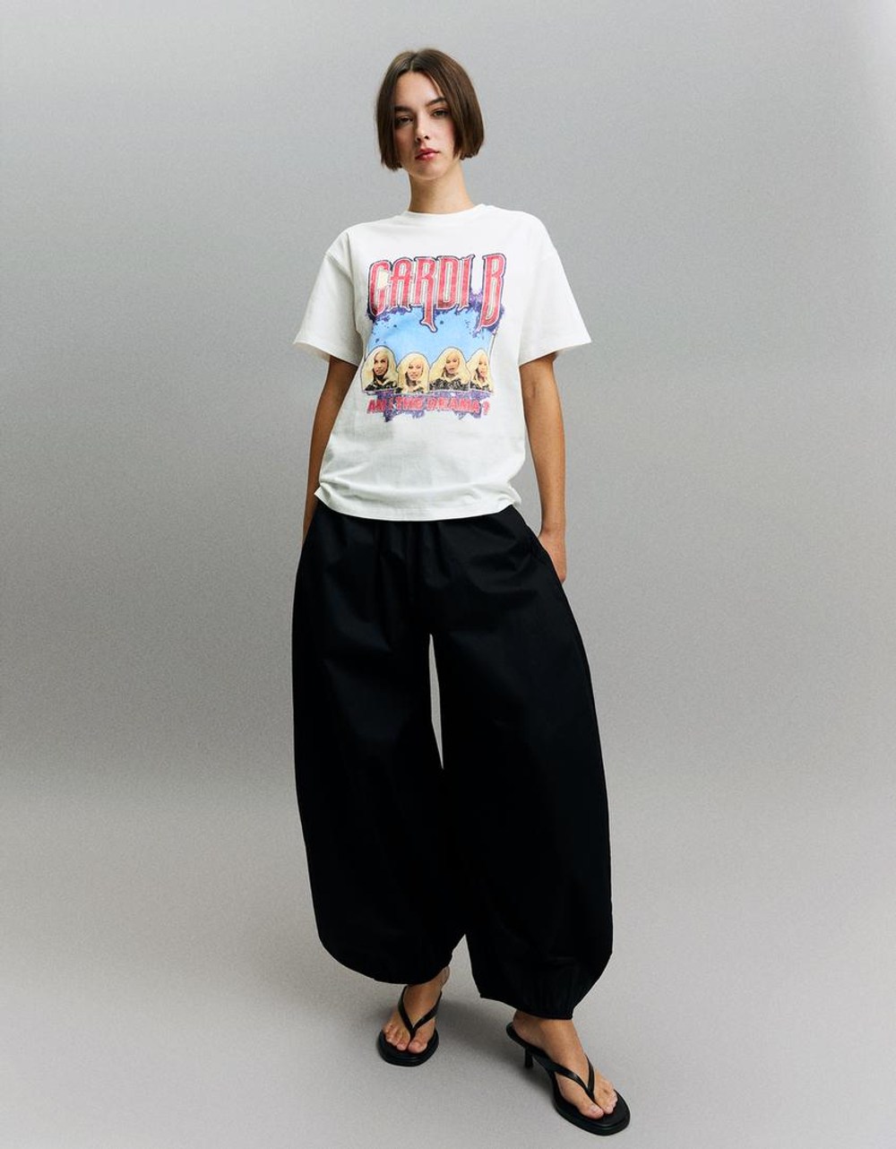 BERSHKA Футболка с короткими рукавами и принтом от Cardi B", белый