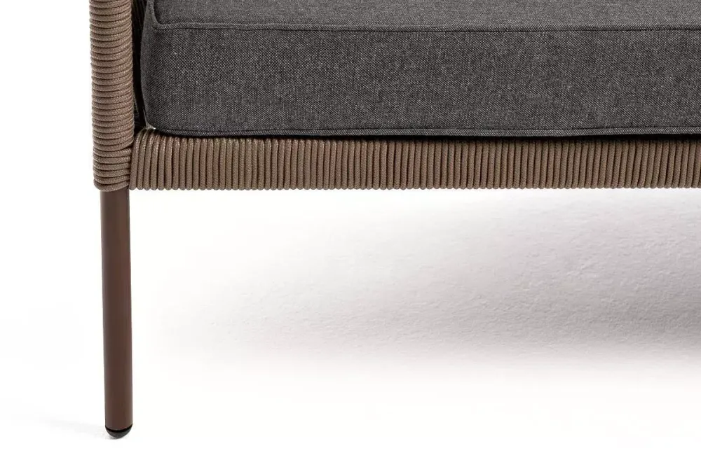 "Канны" диван 2-местный плетеный из роупа, каркас алюминий коричневый (RAL8016) муар, роуп коричневый круглый, ткань темно-серая 027