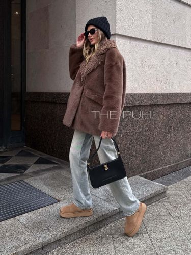 Коричневая шуба из эко-меха с английским воротником