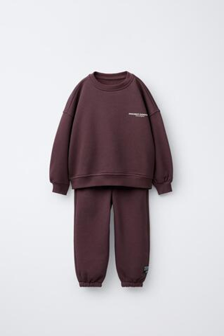 ZARA КОМПЛЕКТ ИЗ ТОЛСТОВКИ И БРЮК-ДЖОГГЕРОВ С НАДПИСЬЮ, БУРГУНДИ