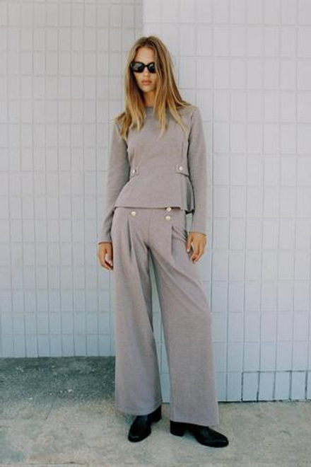 ZARA ТОП ИЗ САРЖИ С ПУГОВИЦАМИ, СЕРО-КОРИЧНЕВЫЙ