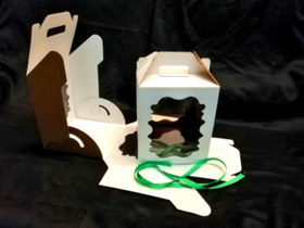 Коробка для торта с ручкой 20*20*22. 2 фигурных окна