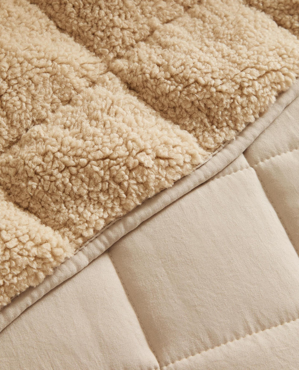 Zara Home - Двустороннее покрывало с будущим боррегито, бежевый, 180х250 см