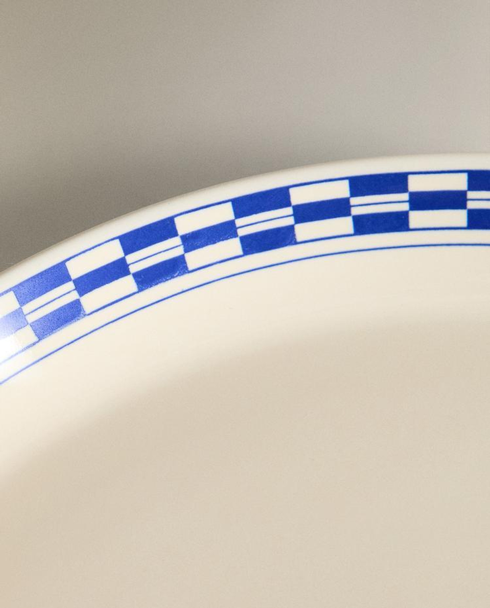 ZARA HOME ТАРЕЛКА ИЗ КЕРАМИКИ С УЗОРОМ В КЛЕТКУ, ЭКРЮ