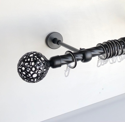 Карниз кованый витой для штор Шар ажурный d20 однорядный, цвет черный матовый