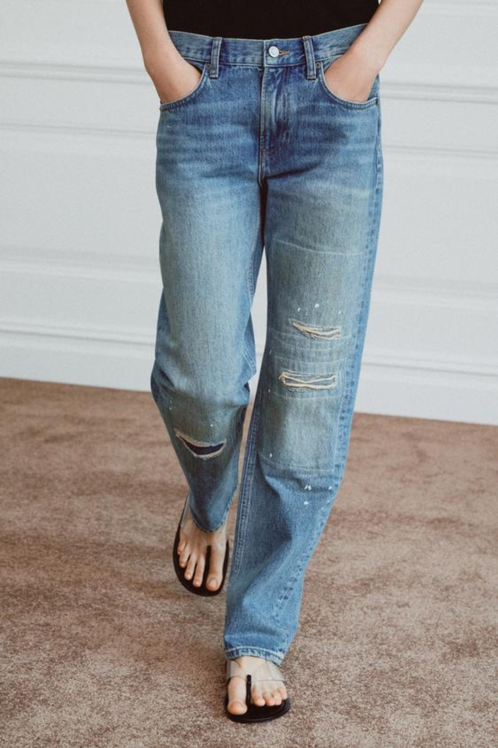 ZARA ДЖИНСЫ ZW COLLECTION ПРЯМОГО КРОЯ СО СРЕДНЕЙ ПОСАДКОЙ И РВАНЫМИ ДЕТАЛЯМИ, СИНИЙ