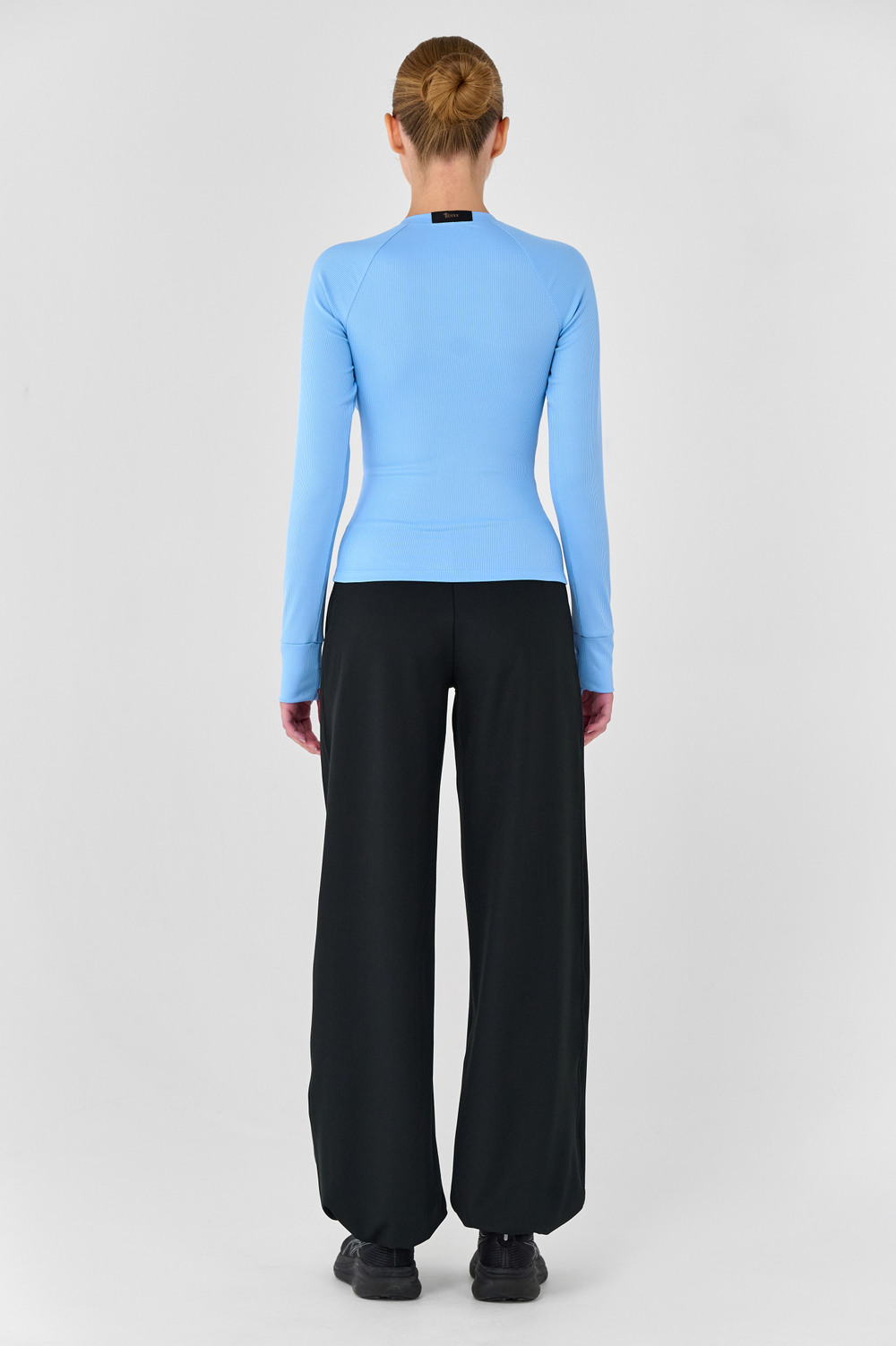 Лонгслив приталенный с чашками