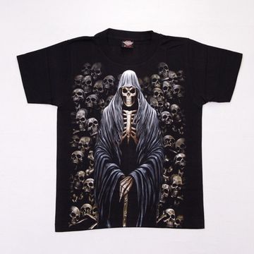 Футболка Смерть на фоне черепов стоит
