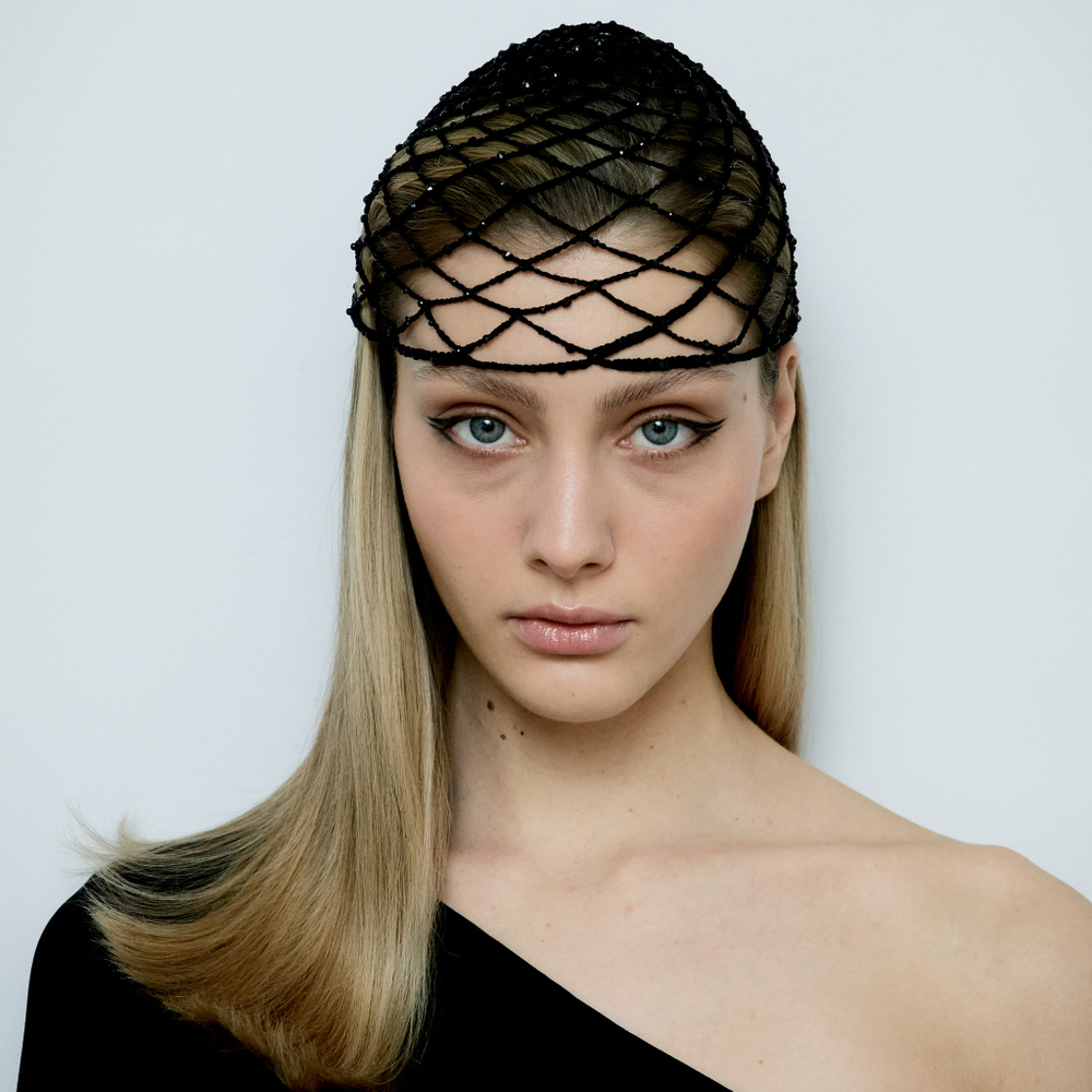 Шапочка черная с декором