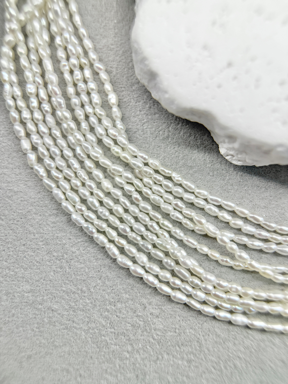 Натуральный барочный жемчуг супермелкий 1,5-2 мм, кремовый, нить 18 см