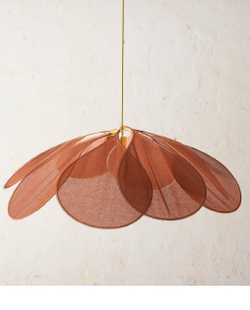 Нежный и легкий подвесной светильник в форме лепестков.