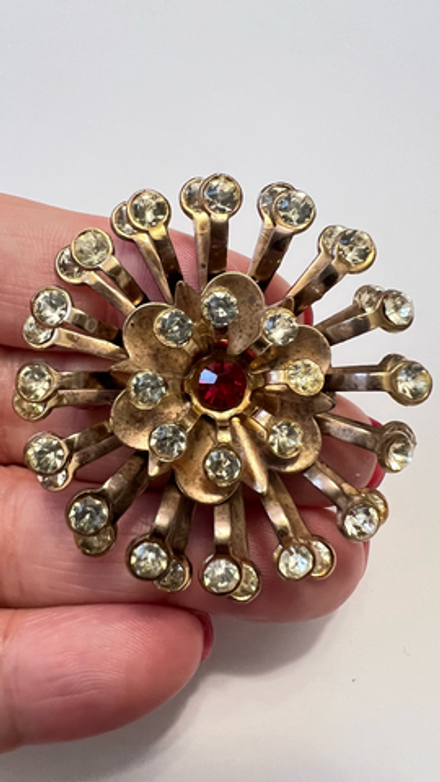 Брошь цветок с кристаллами